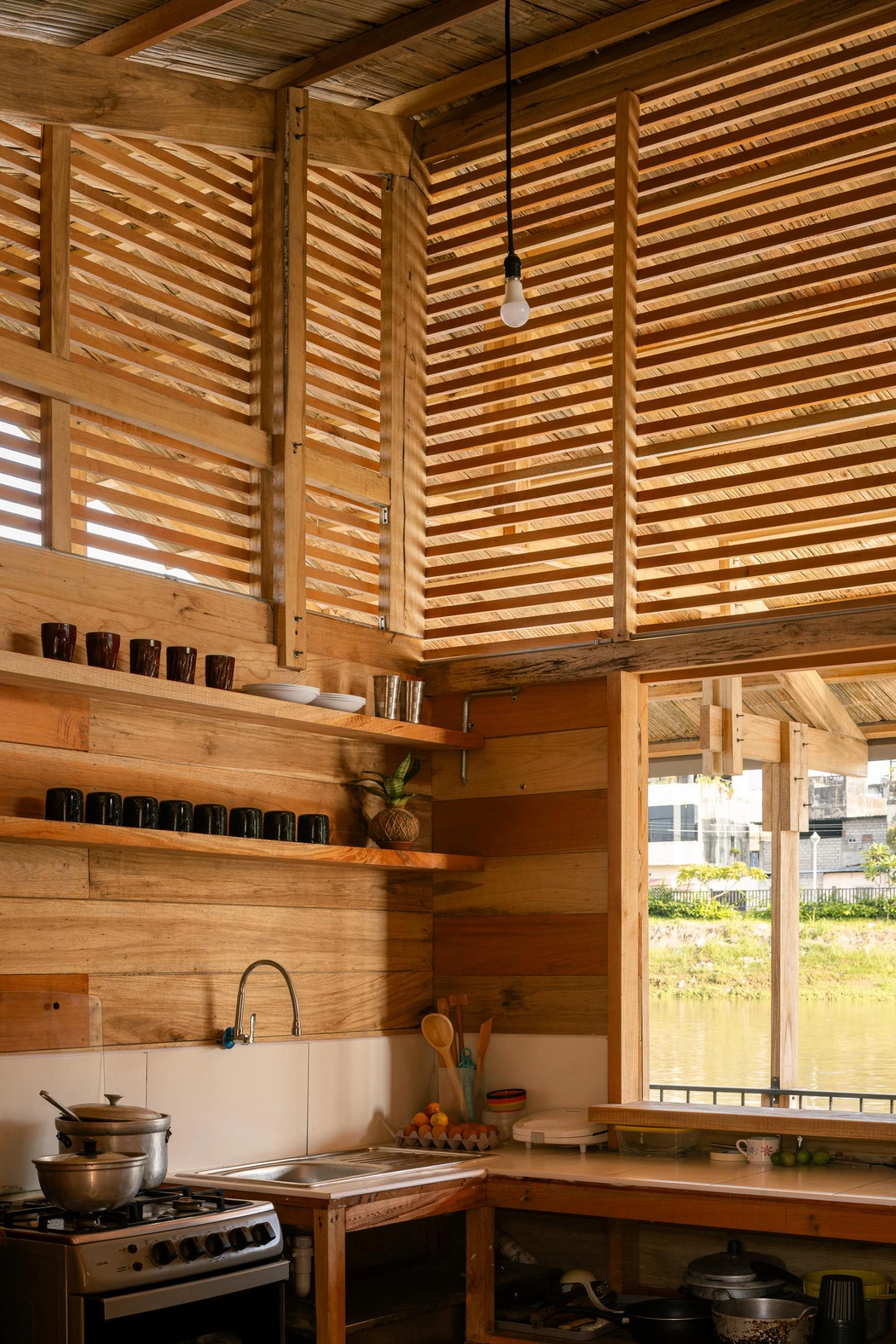 La Balsanera floating house in Babahoyo